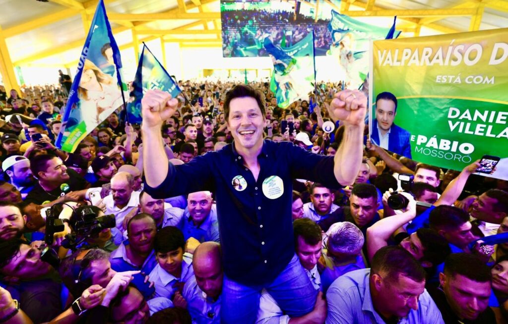 Imagem homem sorrindo com os braços erguidos