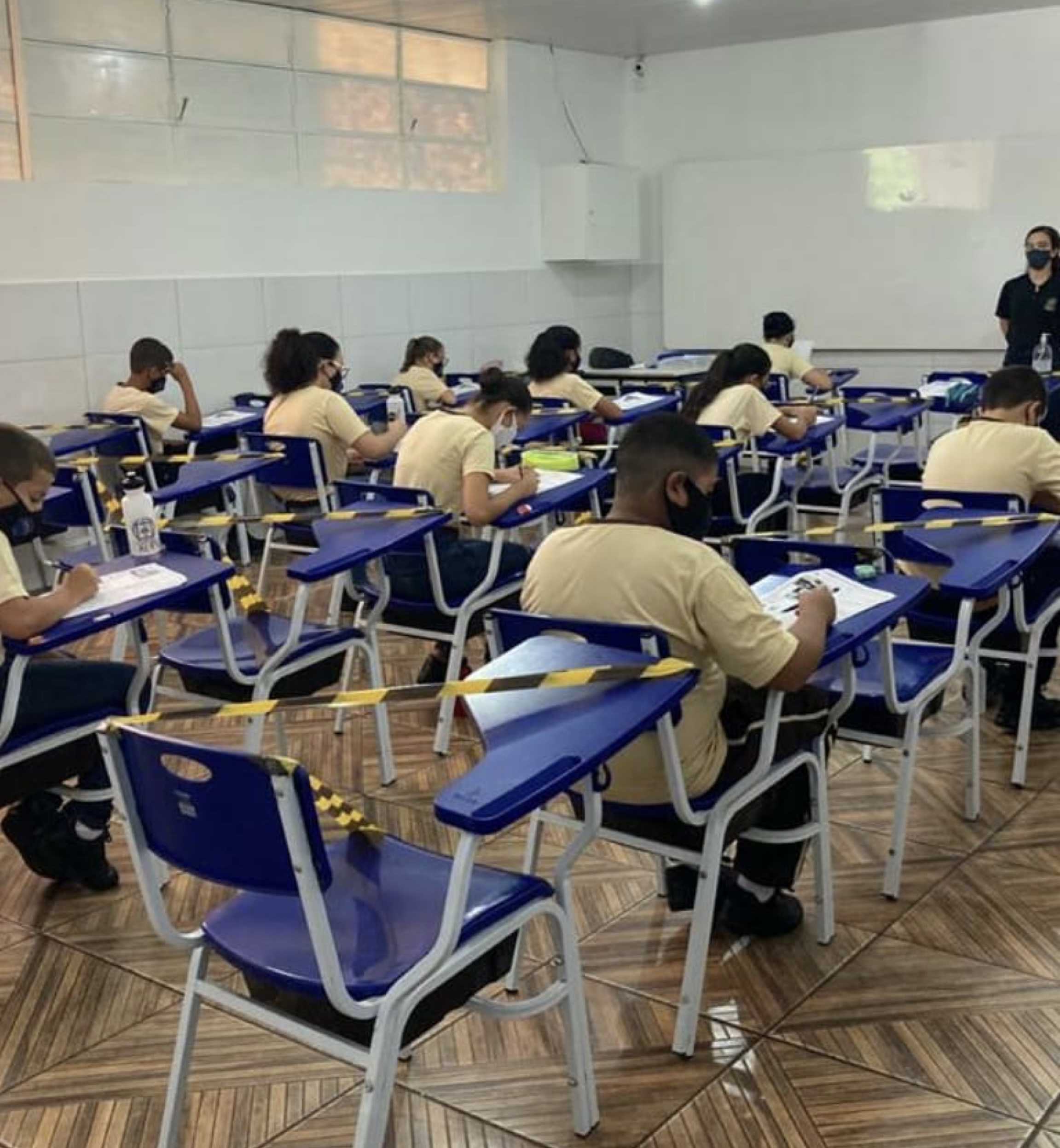 Imagem alunos sentados em sala de aula