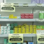 Imagem medicamentos nas prateleiras