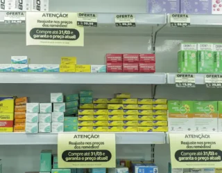 Imagem medicamentos nas prateleiras