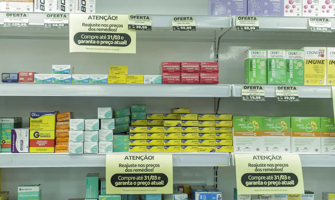 Imagem medicamentos nas prateleiras