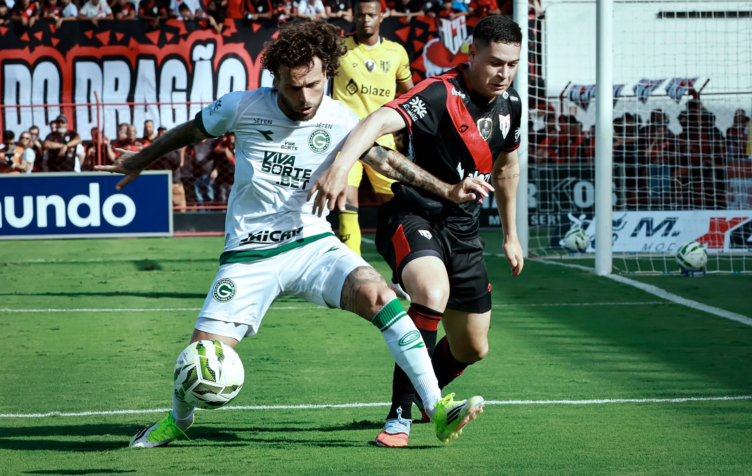 Imagem jogadores disputando a bola