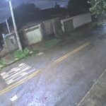 Imagem carro destroi muro de casa