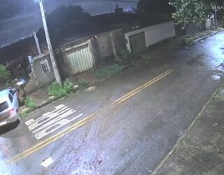 Imagem carro destroi muro de casa