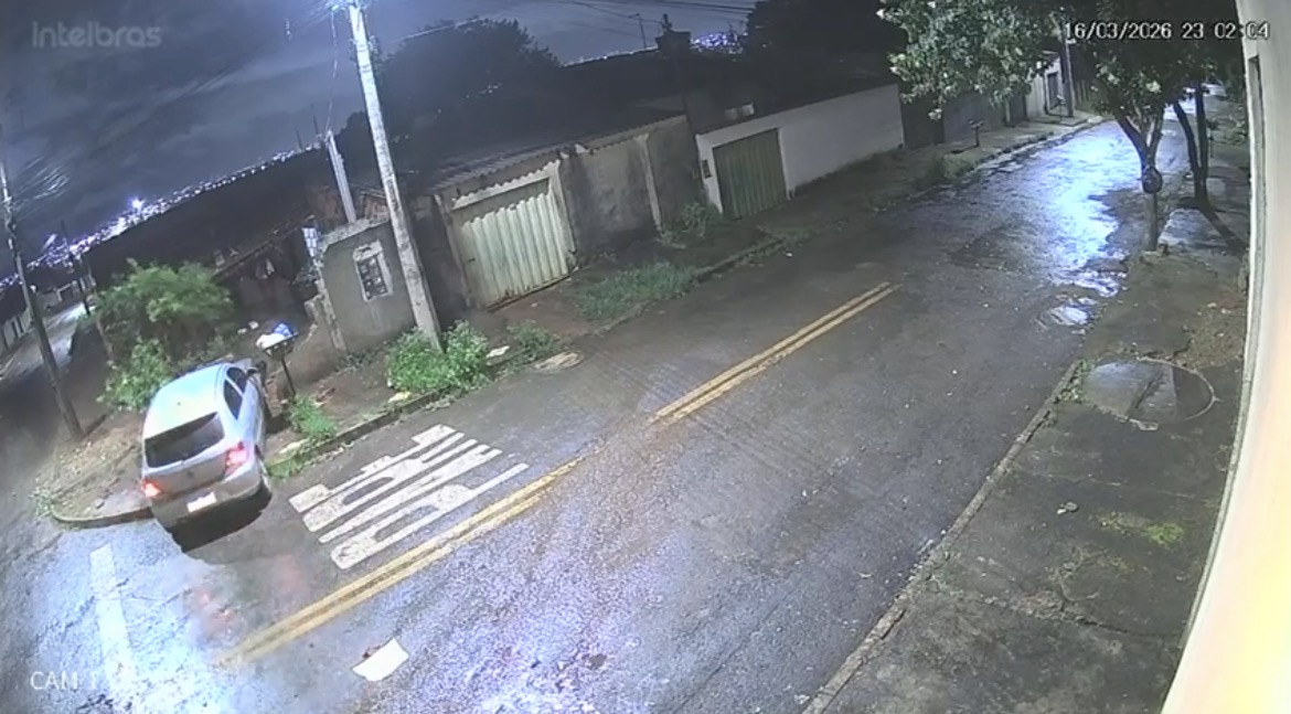 Imagem carro destroi muro de casa