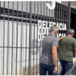 Imagem homem preso sendo conduzido