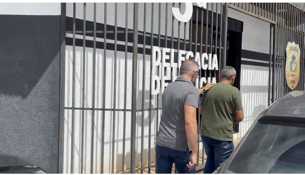 Imagem homem preso sendo conduzido