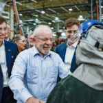 Imagem homem sorrindo pessoas ao lado