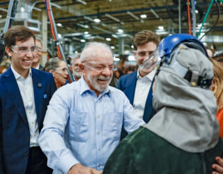 Imagem homem sorrindo pessoas ao lado