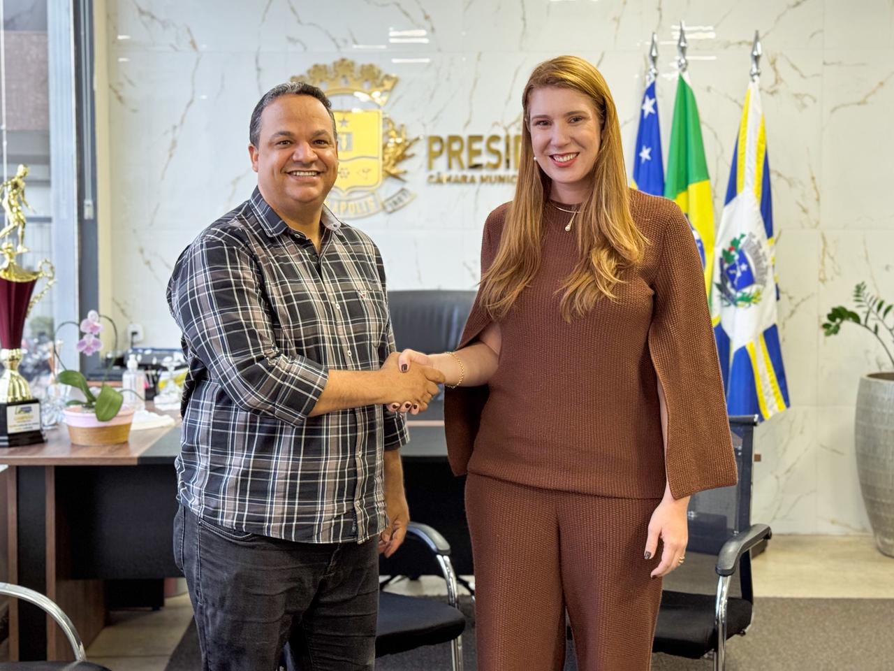 Imagem homem e mulher apertando as mãos e sorrindo para foto