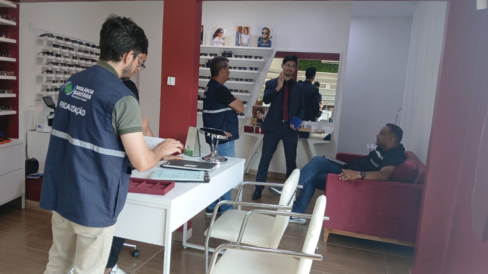 Imagem fiscais em estabelecimento comercial