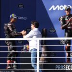 Imagem homem cumprimenta piloto