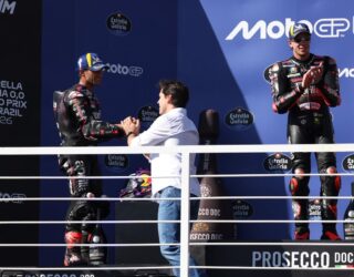 Imagem homem cumprimenta piloto