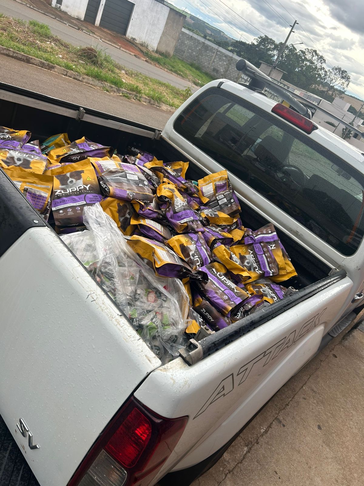 Imagem produtos em cima de caçamba de camionete