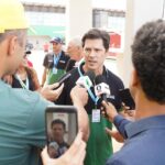 Imagem homem falando para microfone