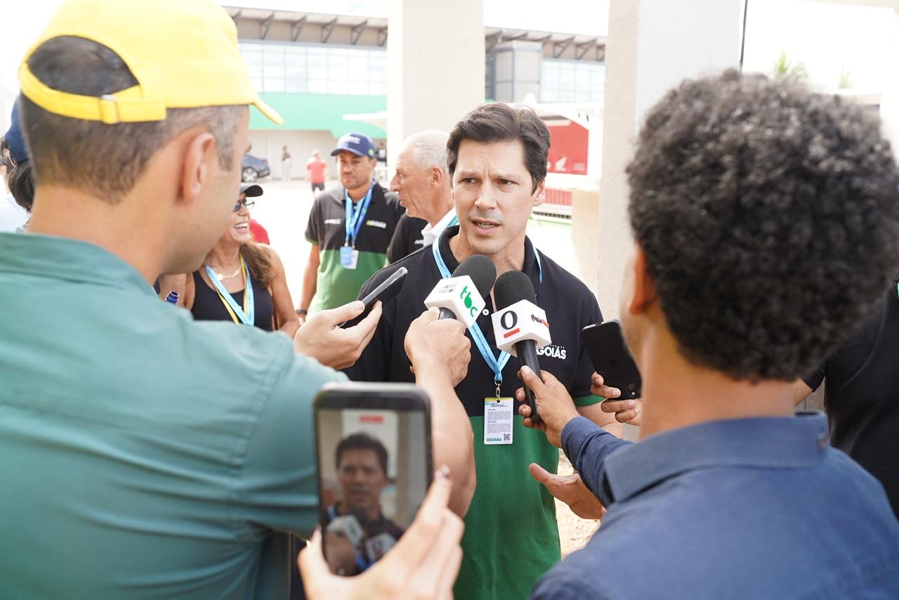 Imagem homem falando para microfone