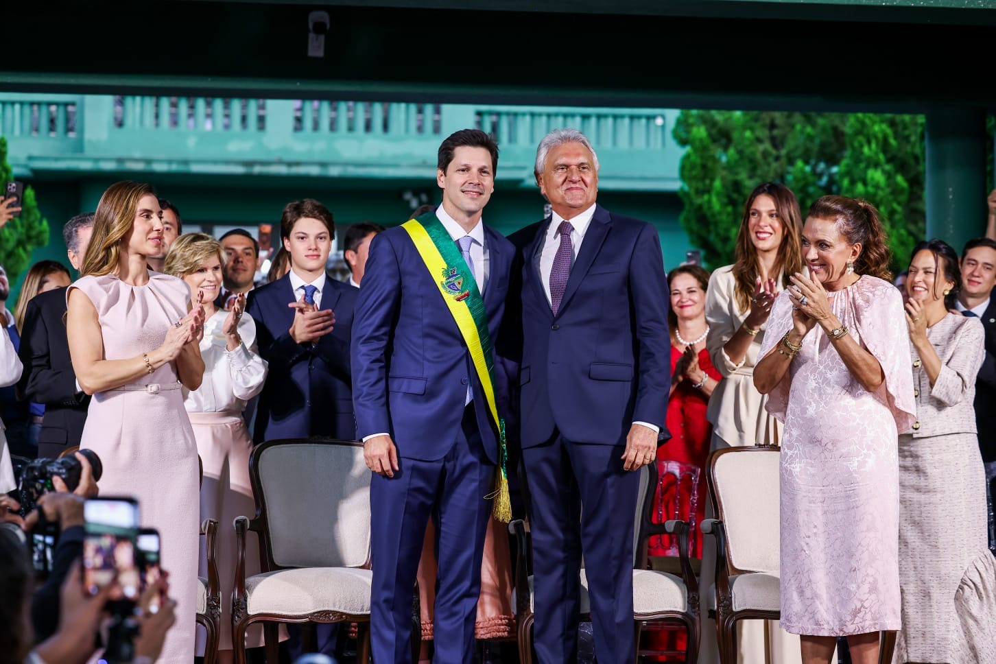 Imagem dois homens de terno