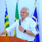 Imagem homem de camisa branca segurando microfone