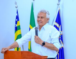 Imagem homem de camisa branca segurando microfone