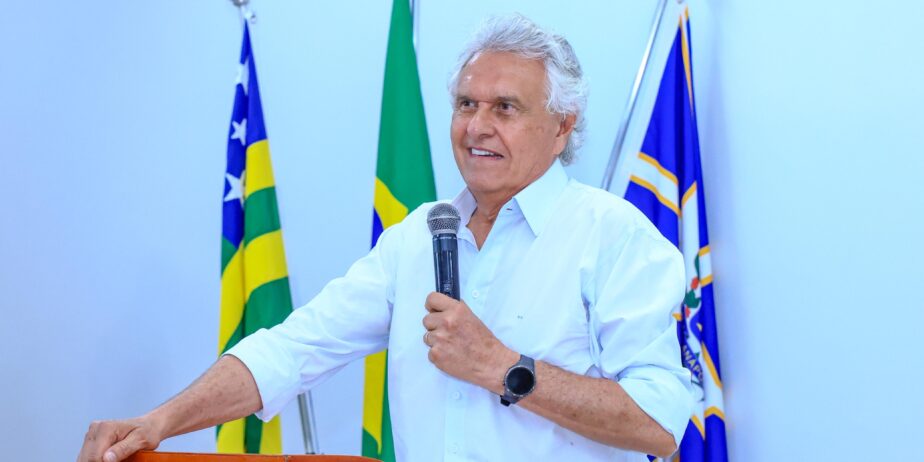 Imagem homem de camisa branca segurando microfone