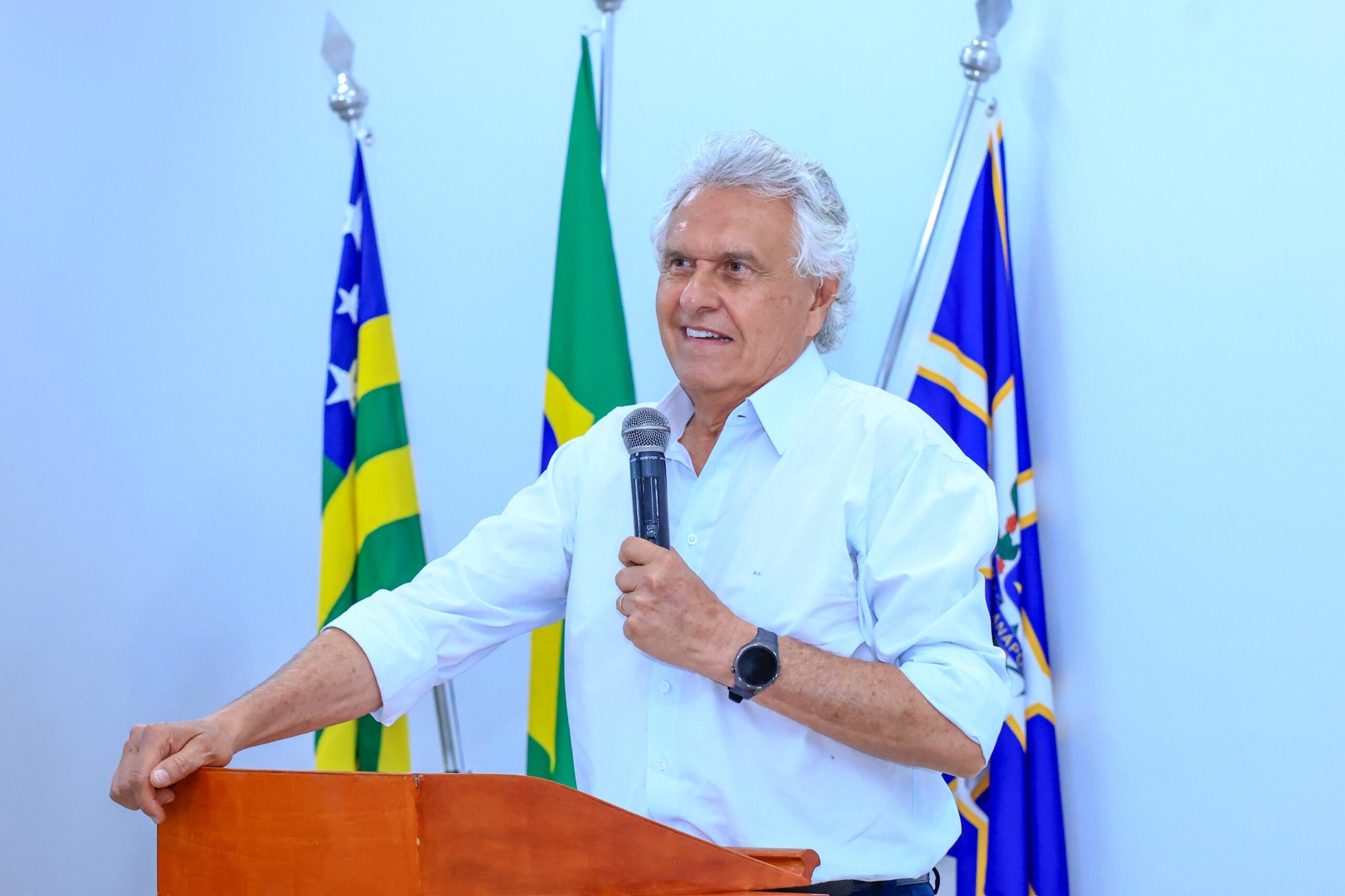 Imagem homem de camisa branca segurando microfone