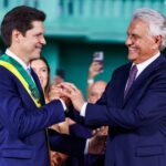 Imagem dois homens se cumprimentando