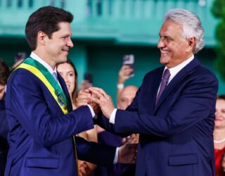 Imagem dois homens se cumprimentando