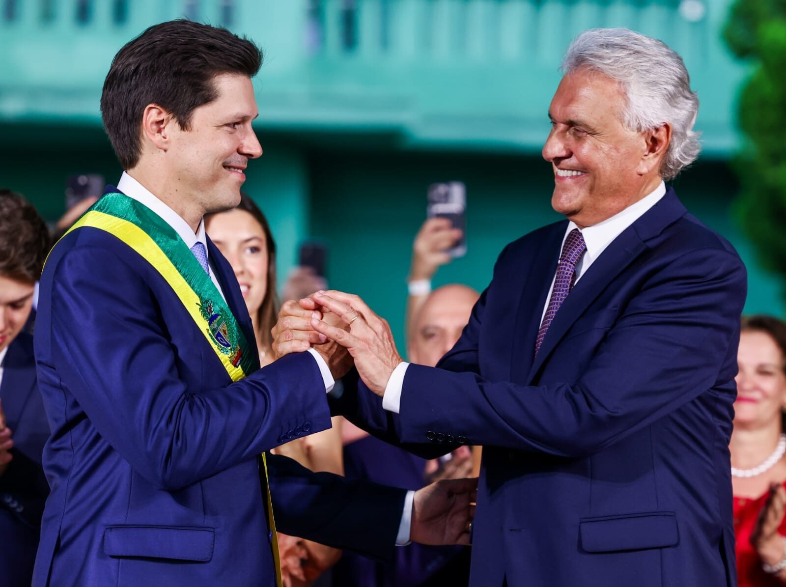 Imagem dois homens se cumprimentando