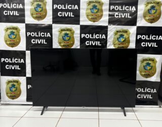 Imagem TV grande na delegacia