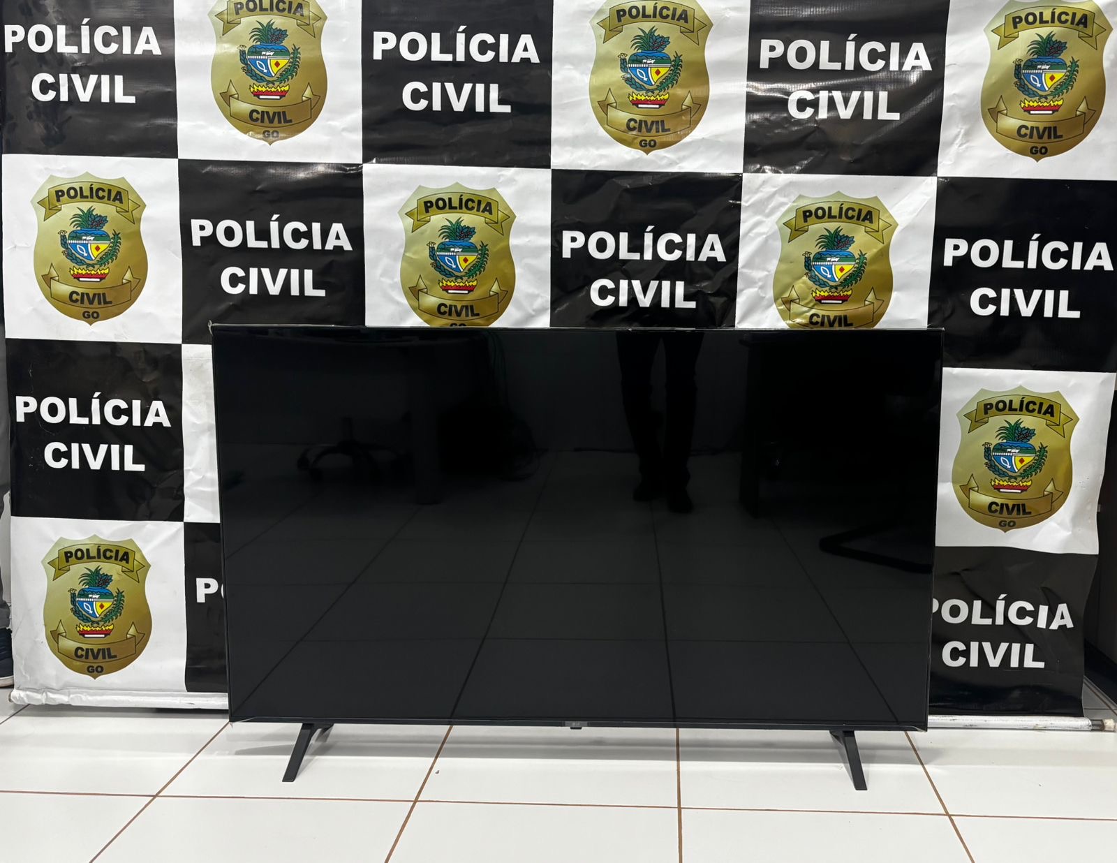 Imagem TV grande na delegacia