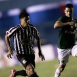 Imagem jogadores disputando a bola do jogo