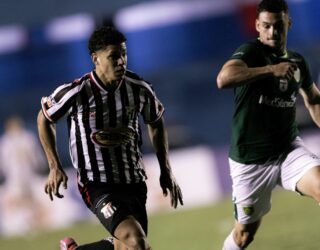 Imagem jogadores disputando a bola do jogo