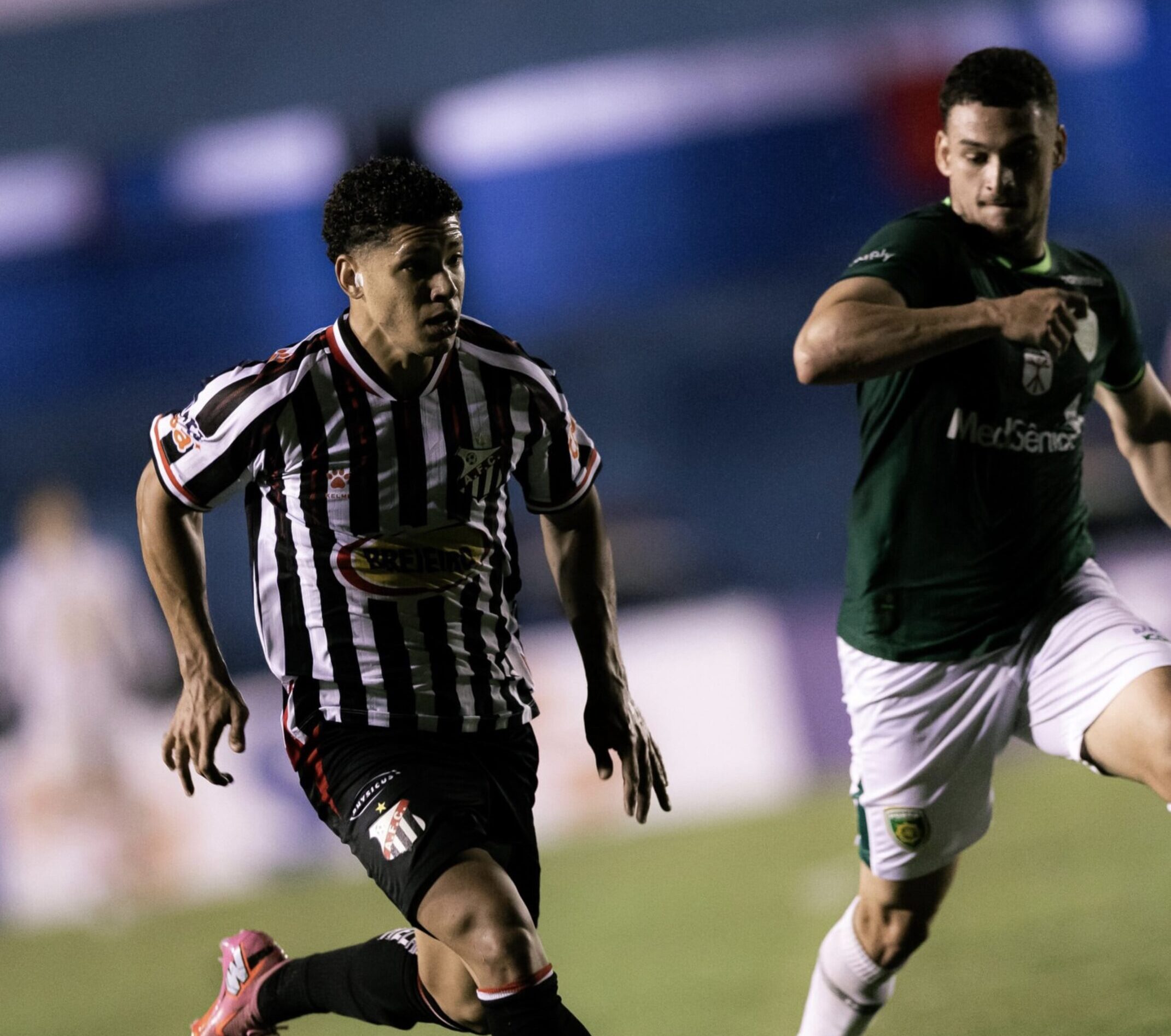 Imagem jogadores disputando a bola do jogo