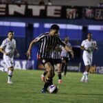 Imagem jogador correndo com a bola