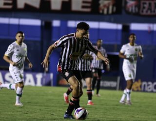 Imagem jogador correndo com a bola