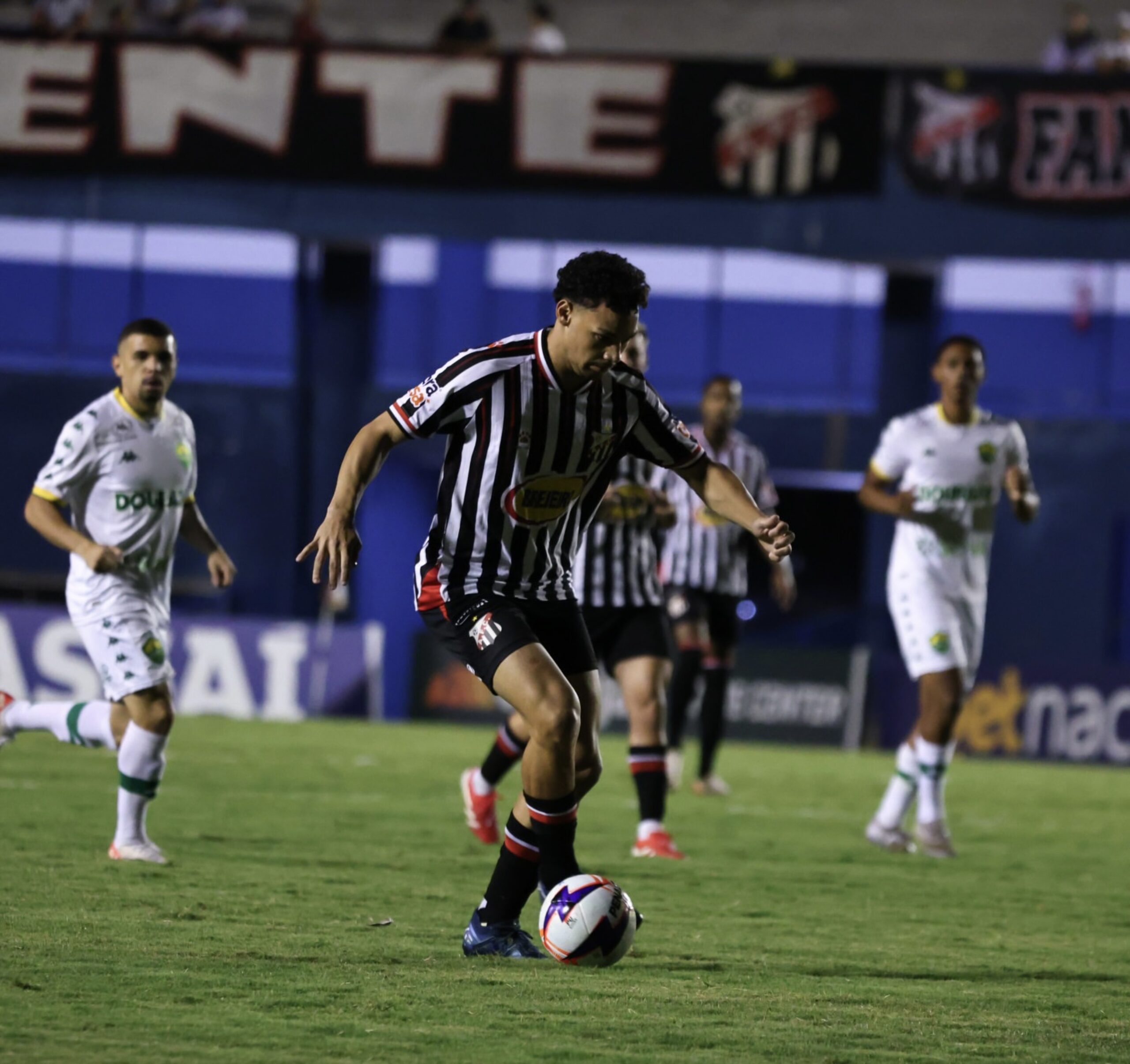 Imagem jogador correndo com a bola