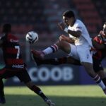 Imagem jogadores disputando a bola do jogo