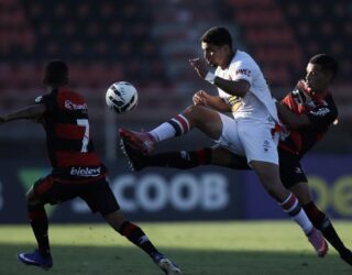 Imagem jogadores disputando a bola do jogo