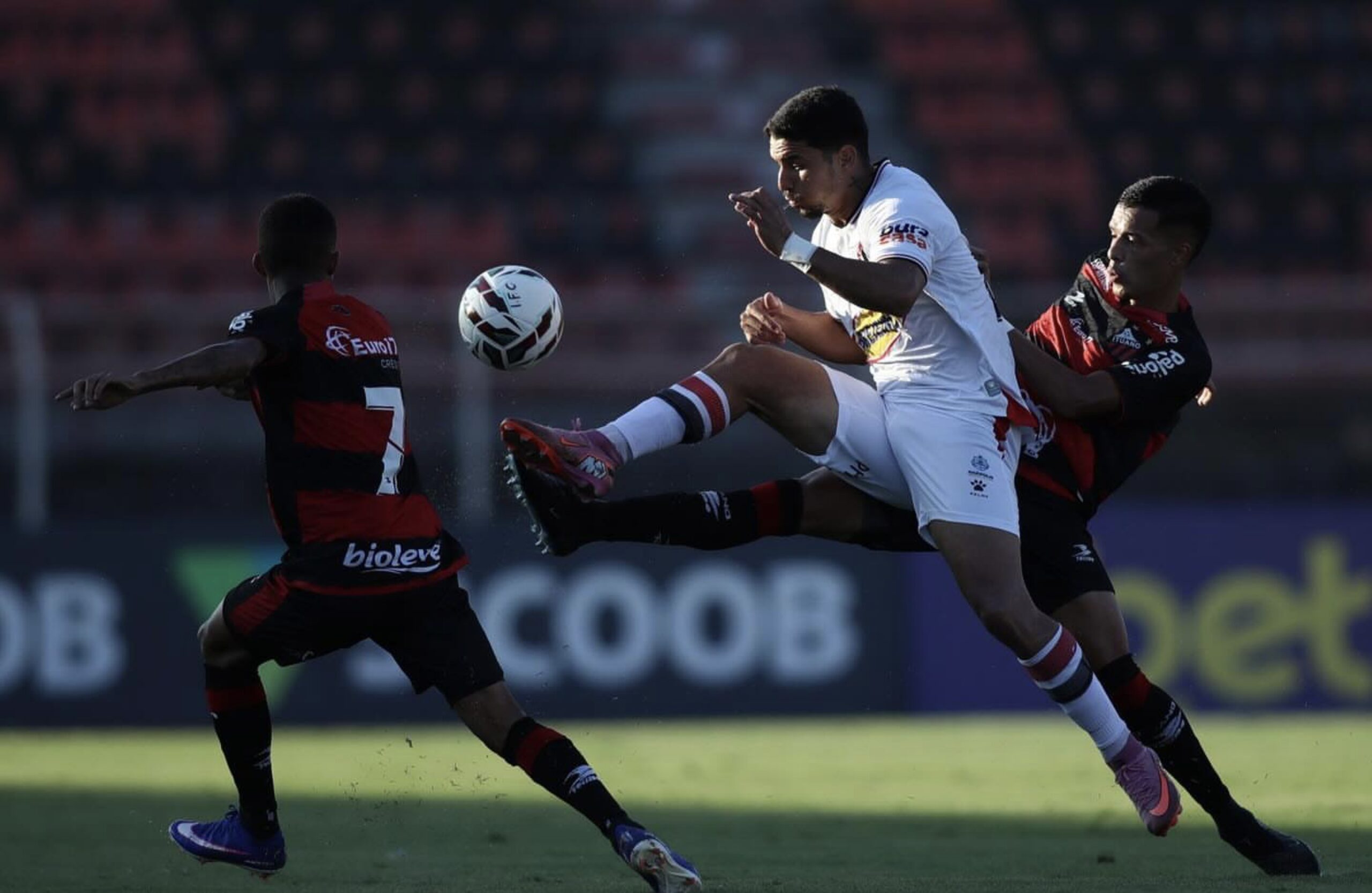 Imagem jogadores disputando a bola do jogo