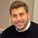 Imagem homem sorrindo camisa preta