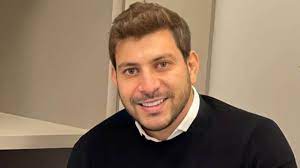 Imagem homem sorrindo camisa preta