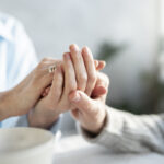 Imagem pessoa segurando a mão de outra