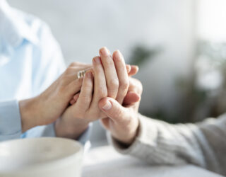 Imagem pessoa segurando a mão de outra