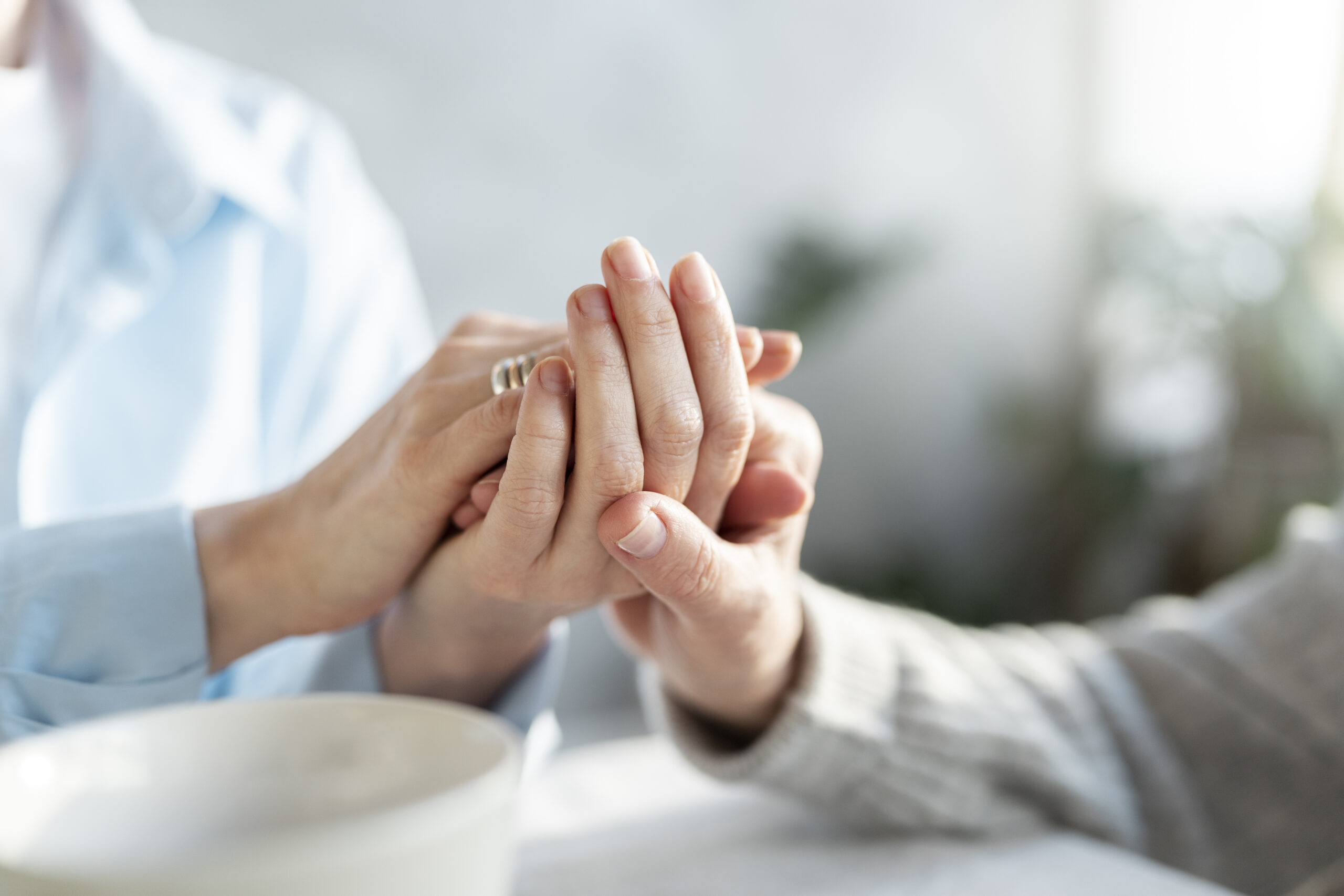 Imagem pessoa segurando a mão de outra