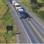 Imagem ultrapassagem moto e camihões