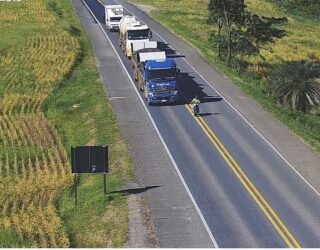 Imagem ultrapassagem moto e camihões