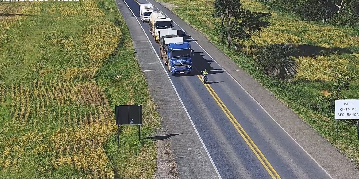 Imagem ultrapassagem moto e camihões