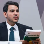 Imagem homem de terno em frente microfone