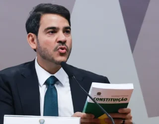 Imagem homem de terno em frente microfone