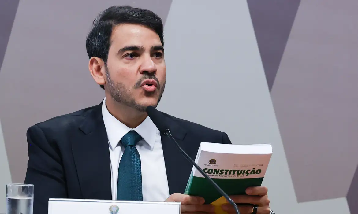 Imagem homem de terno em frente microfone